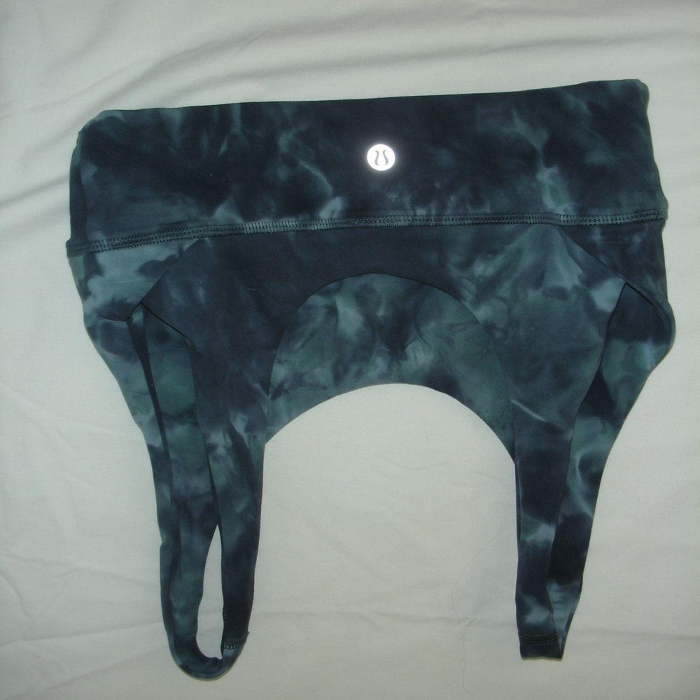 Lululemon Reversible Sports Bra Size 6 Blue White Tie Dye Cloud Yoga Athleisure - Picture 3 of 4